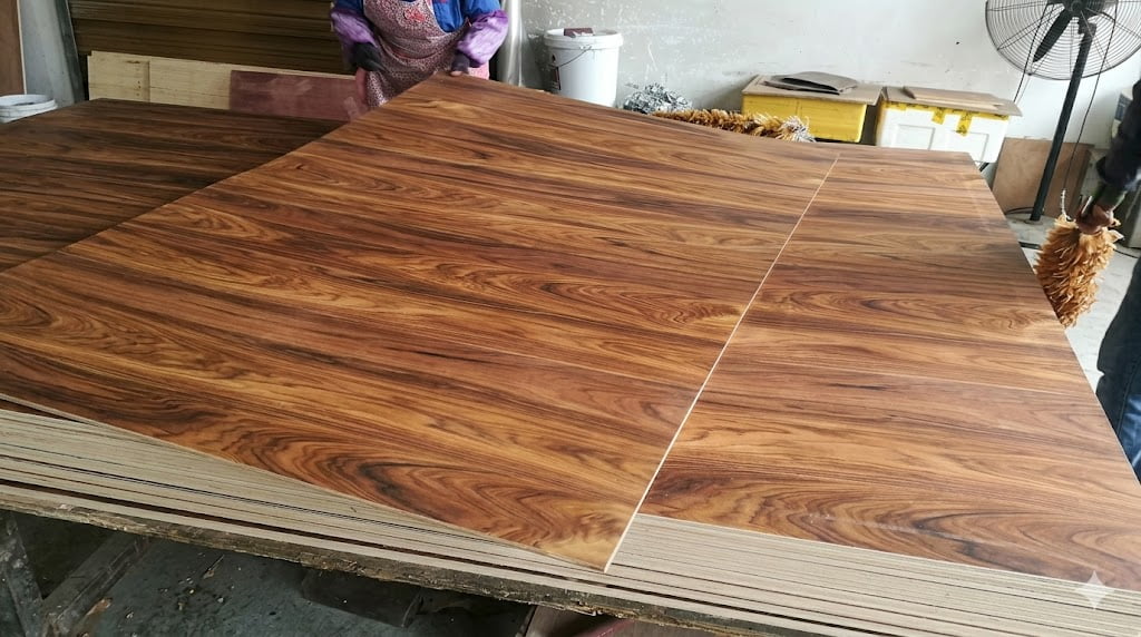 Horizontal vs Vertical Veneer Grain: Which One is Better for Furniture and Panels?