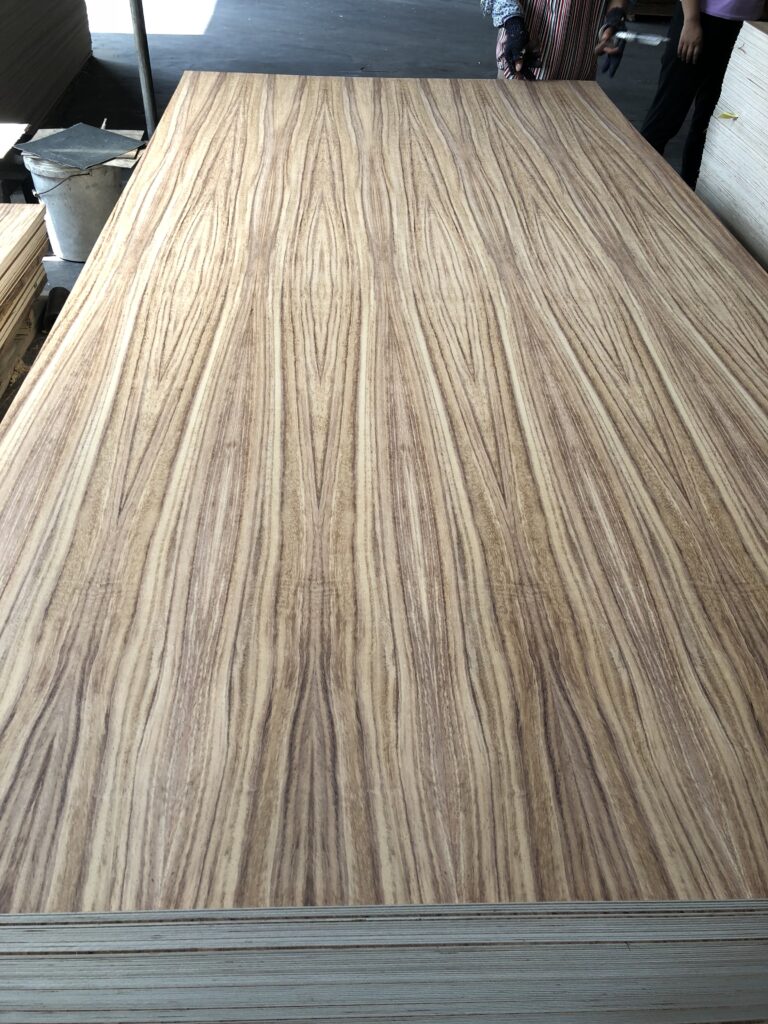 Parota plywood surface and grain