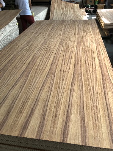 Parota plywood with natural wood grain